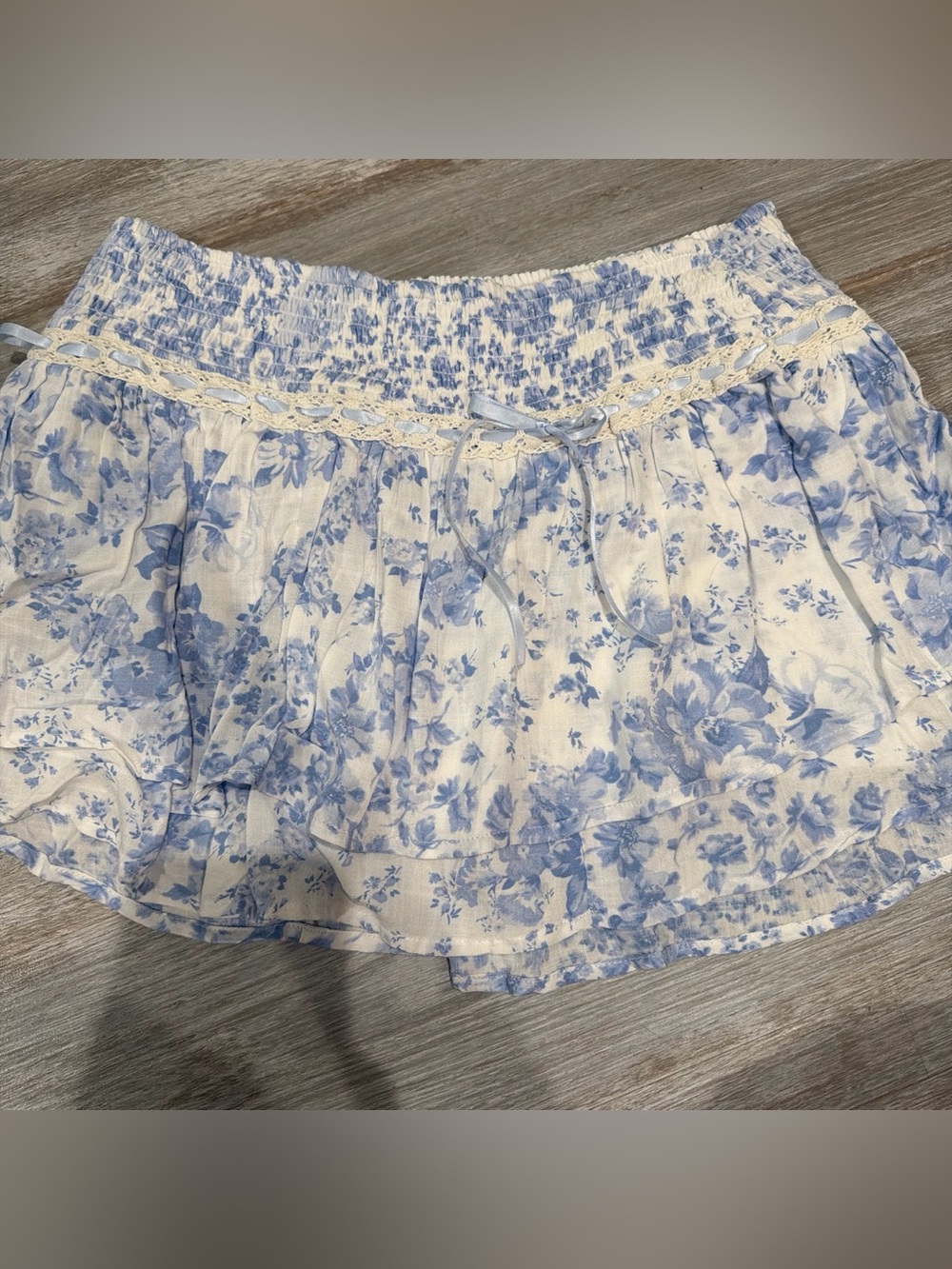 HOLLISTER MINI FLOWY SKIRT
